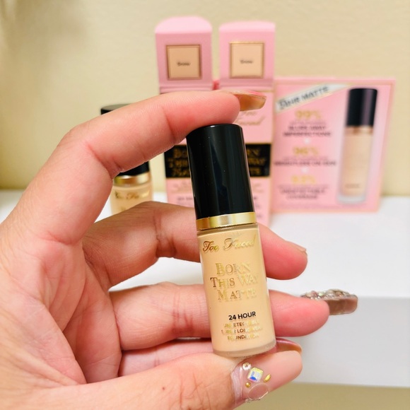 Too faced born this way  foundation - snow 5 ml each - Picture 3 of 5